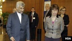 Kepala Kebijakan LN Uni Eropa Catherine Ashton (kanan) menyambut perunding Iran, Saeed Jalili dalam pertemuan di Jenewa tahun 2010.
