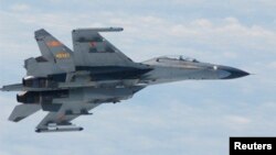지난 2014년 6월 중국 전투기 SU-27호가 동중국해 상공을 비행하는 사진을 일본 자위대가 공개했다.
