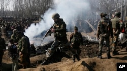 Tentara India tiba di dekat reruntuhan pesawat yang jatuh di kawasan Budgam, luar kota Srinagar, kawasan Kashmir yang dikuasai India, 27 Februari 2019.