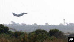 Pesawat tempur "Typhoon" Inggris mendarat di pangkalan udara Inggris di Akrotiri, Siprus, 29 Agustus 2013.