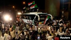 Sudanese demonstrators from the Darfur region chant slogans as they arrive to be part of a mass anti-government protest outside Defence Ministry in Khartoum, Sudan, April 30, 2019. 