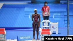 L'Ougandaise Husnah Kukundakwe participe au 100 m brasse féminin aux Jeux paralympiques de Tokyo 2020 au Centre aquatique de Tokyo, le 26 août 2021.