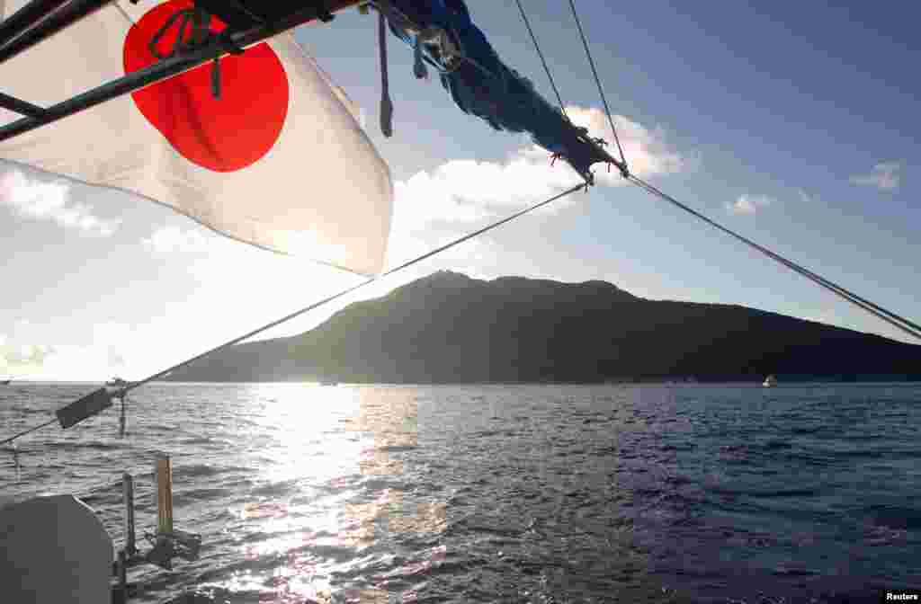 Pulau Uotsuri Jima/Diaoyu Dao terlihat dari sebuah kapal nelayan.&nbsp;