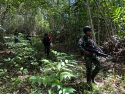 Personel Pos Skofro Baru Satgas Pamtas RI-PNG Yonif 131/Brs melaksanakan patroli wilayah mengecek patok perbatasan MM 2.2, di Skofro Baru Distrik Arso Timur Kab. Keerom, Papua, 22 Oktober 2021. (Courtesy: Pendam XVII/Cenderawasih-Papua)