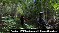 Personel Pos Skofro Baru Satgas Pamtas RI-PNG Yonif 131/Brs melaksanakan patroli wilayah mengecek patok perbatasan MM 2.2, di Skofro Baru Distrik Arso Timur Kab. Keerom, Papua, 22 Oktober 2021. (Courtesy: Pendam XVII/Cenderawasih-Papua)