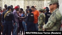 Para migran Guatemala berusaha masuk ke wilayah Meksiko untuk menuju ke AS, tampak berbicara dengan pasukan keamanan Meksiko di kota perbatasan Tapachula, Meksiko selatan (foto: dok). 