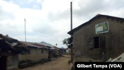 Les habitations du quartier isolé de Ghisiri à Abuja, au Nigeria, le 10 octobre 2019. (VOA/Gilbert Tamba)