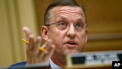 
Douglas Collins mewakili Partai Demokrat, dalam rapat dengar pendapat di Capitol Hill, 21 Mei 2019.
