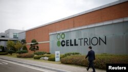 Logo perusahaan farmasi Celltrion di kantor pusatnya di Incheon, Korea Selatan, 28 Oktober 2016. (Foto: Kim Hong-Ji)