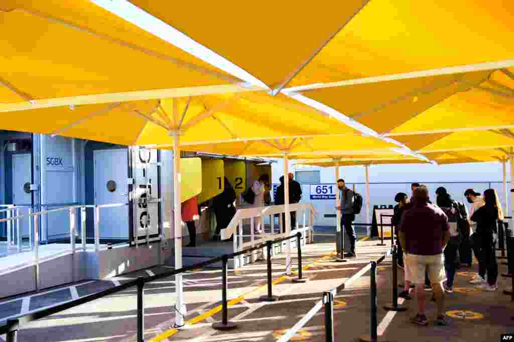 미국 캘리포니아주 로스앤젤레스 국제공항에서 여행객들이 신종 코로나바이러스 임시검사소 앞에 줄 서 있다. 검사소에서는 3~5시간 안에 검사 결과를 제공하고 있다.