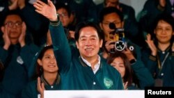 Presiden terpilih Lai Ching-te melambai kepada para pendukungnya, pada rapat umum menyusul kemenangannya dalam pemilihan presiden, di Taipei, Taiwan, 13 Januari 2024. 