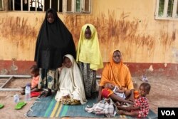 People pray at a displaced persons camp in Malkohi, Nigeria, May 5, 2015. (VOA / Chris Stein)