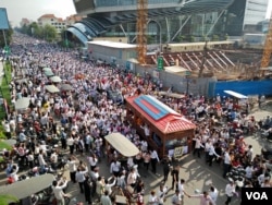 រូបឯកសារ៖ រូបភាព​បង្ហាញ​ពី​ក្បួន​ដង្ហែ​សព​របស់​អ្នកវិភាគ​ និង​ស្រាវជ្រាវ​សង្គម​លោក កែម ឡី​ នៅ​តាម​បណ្តោយ​មហាវិថី​ព្រះ​មុនីវង្ស ក្នុង​រាជធានីភ្នំពេញ​ នា​ព្រឹក​ថ្ងៃ​អាទិត្យ​ទី​ ២៤ ខែ​កក្កដា ឆ្នាំ​២០១៦។ (VOA)