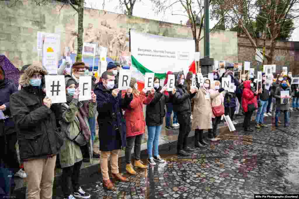 تجمع در میدان تروکادرو در پاریس و درخواست برای آزادی بنجامین بریر، گردشگر فرانسوی که در ایران به اتهام جاسوسی به زندان افتاده است