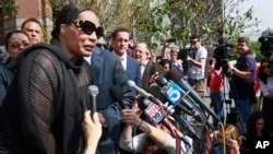 Nona Gaye berbicara kepada media di luar Pengadilan Distrik Federal Los Angeles setelah keluarnya keputusan juri.