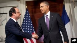 全副武装的士兵在巴尔的摩战争纪念馆门前 （美国之音王子扬拍摄）