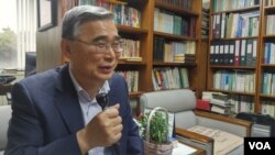 이종석 전 한국 통일부 장관이 12일 세종연구소에서 VOA와 인터뷰하고 있다.