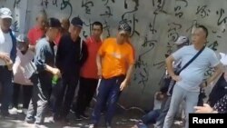 10일 미국대학 강사 4명이 괴한의 흉기에 찔린 중국 지린시 공원에 사람들이 모여 있다. (자료사진)