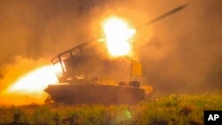 Peluncur roket ganda milik tentara Rusia, Solntsepyok, ditembakkan ke arah posisi Ukraina di wilayah perbatasan wilayah Kursk, Rusia. (Foto: via AP)