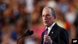 Miliarder dan mantan walikota New York Michael Bloomberg, yang merupakan pendukung Partai Republik, berbicara pada hari ketiga Konvensi Nasional Partai Demokrat di Philadelphia (27/7). (AP/Paul Sancya)