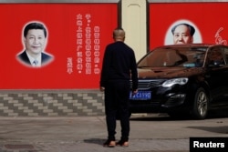 资料照：上海街头竖立的毛泽东和习近平的宣传画。（2018年2月26日）