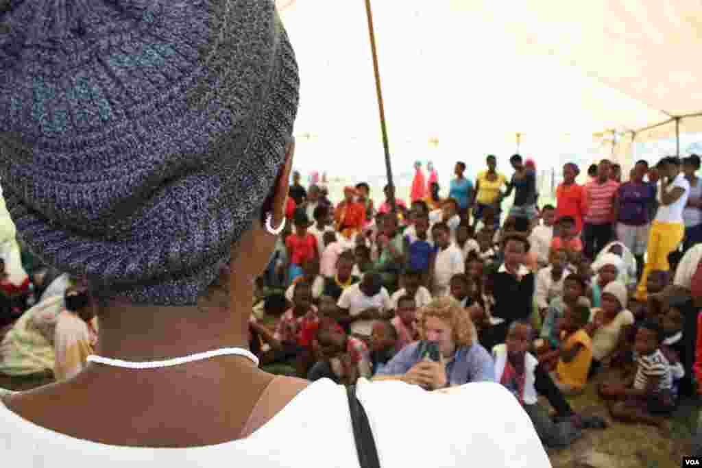 Manundu is a popular public speaker in Bulungula (VOA/D. Taylor)