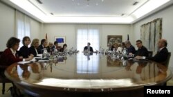 Perdana Menteri Spanyol Mariano Rajoy memimpin rapat darurat kabinet di Istana Moncloa di Madrid, Spanyol, 21 Oktober 2017.