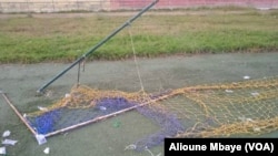 Les cages et les filets entièrement détruits à l’issue des violences, à Dakar, Sénégal, le 1er décembre 2021.