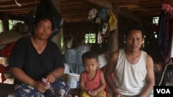 អ្នកស្រី ឡាយ សៅ ពលរដ្ឋក្នុងខេត្តកំពង់ឆ្នាំង អង្គុយជាមួយស្វាមី និងកូនប្រុស ផ្តល់បទសម្ភាសន៍ដល់វីអូអេអំពីការព្រួយបារម្ភបាត់បង់ដីស្រែរបស់អ្នកស្រី កាលពីថ្ងៃទី២៤ ខែកញ្ញា ឆ្នាំ២០២១។ (ស៊ុន ណារិន/VOA)