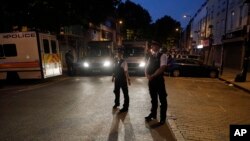 Petugas polisi berjaga di jalan Fonthill dekat stasiun Finsbury Park setelah sebuah kendaraan menabrak pejalan kaki di London utara, 19 Juni 2017.