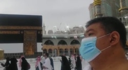 Windratmo Suwarno (kanan), Konsul Ekonomi KJRI Jeddah saat melakukan Tawaf bersama jemaah lainnya (foto: courtesy).