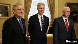 연방 대법관 후보로 지명된 닐 고서치 콜로라도 주 연방항소법원 판사(가운데)가 1일 워싱턴 의회에서 미치 메코넬 공화당 상원 대표(왼쪽)와 마이크 펜스 부통령과 만났다. 