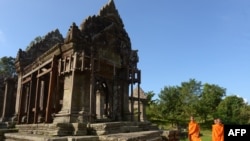 រូបឯកសារ៖ ព្រះសង្ឃជាច្រើនព្រះអង្គនិមន្តទស្សនាប្រាសាទព្រះវិហារ ដែលស្ថិតនៅជាប់ព្រំដែនប្រទេសថៃ កាលពីថ្ងៃទី ១២ ខែវិច្ឆិកា ឆ្នាំ២០១៣ បន្ទាប់ពីរដ្ឋាភិបាលថៃទទួលស្គាល់សេចក្តីសម្រេចរបស់អង្គការសហប្រជាជាតិថា តំបន់នៅក្បែរប្រាសាទព្រះវិហារ គឺជាកម្មសិទ្ធិរបស់ប្រទេសកម្ពុជា។ 