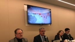 前美国海军上校情报官法内尔（左2）2019年12月9日在华盛顿全球台湾研究中心介绍中国在太平洋外交作为（美国之音锺辰芳拍摄）