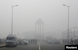 دستفروشان هندی در کنار خیابان بساط کرده اند. دهلی نو-هند-فوریه 2013