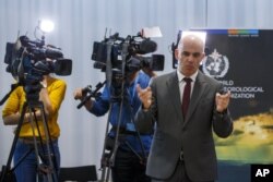 Menteri Dalam Negeri Swiss, Alain Berset, dalam konferensi pers di markas Organisasi Meteorologi Dunia (WMO), Jenewa, Swiss, 29 Oktober 2019. (Foto: Salvatore Di Nolfi / Keystone via AP)
