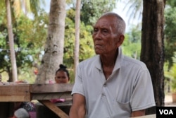 លោកតា ម៉ាត់ ញ៉ូង អាយុ៨៨ឆ្នាំ ត្រូវជាស្វាមីរបស់លោកយាយ ស លួត។ លោកតាបានទទួលក្តារមឈូស កាលពីថ្ងៃទី៤ ខែមករា ឆ្នាំ២០១៨(ស៊ុន ណារិន/VOA)