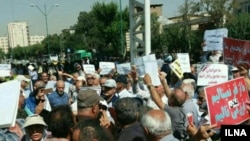 تجمع گروهی از بازنشستگان مقابل مجلس شورای اسلامی ـ آرشیو