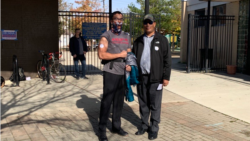 លោក វណ្ណារ៉ា មាស (ឆ្វេង) ជាកូនប្រុសរបស់លោក ជា មាស (ស្តាំ) បោះឆ្នោតនៅការិយាល័យមួយក្នុងទីក្រុង Philadelphia រដ្ឋ Pennsylvania នៅថ្ងៃទី៣ ខែវិច្ឆិកា។ (រូបផ្តល់ឲ្យ)