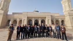 Delegasi Indonesia yang dipimpin Ketua PBNU Robikin Emhas (kelima dari kanan), mengunjungi beberapa lokasi di Xinjiang untuk melihat langsung kondisi warga Muslim-Uighur, Senin, 18 Februari 2019. (Foto: Robikin Emhas/PBNU)