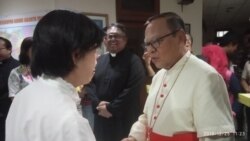 Uskup KAJ Ignatius Kardinal Suharyo berjabat tangan dengan salah satu hadirin pada perayaan Natal di Gereja Katedral, Jakarta, Rabu, 25 Desember 2019. Foto: Sasmito