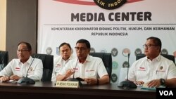 Menkopolhukam Wiranto (tengah) dalam jumpa pers di kantornya di Jakarta, Senin (30/9). (Foto: VOA/Fathiyah)