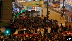 7일 홍콩 도심에서' '범죄인 인도 조례' 개정안과 캐리 람 홍콩 행정장관의 사퇴를 요구하는 시위대들이 홍콩 정부가 공격무기로 분류한 '레이저'를 상공에 쏘고 있다. 