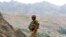 سرباز پاکستانی در نزدیکی مرز میان افغانستان و پاکستان در یک ساحۀ قبایلی پاکستان