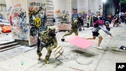 Des agents fédéraux dispersent des manifestants de Black Lives Matter au palais de justice de Mark Hatfield à Portland, dans l'Oregon.aux États-Unis, le 22 juillet 2020, 