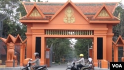 រូបឯកសារ៖ អ្នក​ធ្វើ​ដំណើរ​​តាម​បណ្តោយ​ផ្លូវ​ព្រះនរោត្តម ជិះកាត់​ស្ថាប័ន​ព្រឹទ្ធសភា ដែល​មាន​ទីតាំង​ជាប់​នឹង​ទីស្នាក់ការកណ្តាល​របស់​គណបក្ស​ប្រជាជន​កម្ពុជា ក្នុង​ខណ្ឌ​ចំការ​មន រាជធានី​ភ្នំពេញ។ (ស៊ុន ណារិន/វីអូអេ)