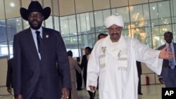 Le président sud-soudanais Salva Kiir (à g.) est reçu en octobre 2011 à Khartoum par son homologue soudanais Omar Béchir