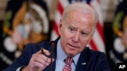 Predsjednik SAD Joe Biden namješta mikrofon tokom sastanka sa Predsjedničkim savjetom za nauku i tehnologiju u Bijeloj kući, 4. aprila 2023.