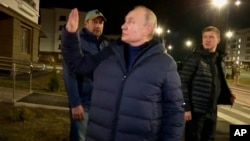 Президент Росії Володимир Путін під час заявленого Кремлем візиту до незаконно окупованого російськими силами Маріуполя, Донеччина, Україна. 19 березня 2023. Pool Photo via AP