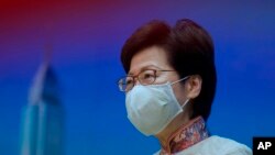 មេដឹកនាំ​​ទី​​ក្រុង​ហុងកុង​ អ្នក​ស្រី Carrie Lam ស្តាប់​សំណួរ​របស់​អ្នកសារព័ត៌មាន​ក្នុង​សន្និសីទ​កាសែត​មួយ​នៅ​ទីក្រុង​ហុងកុង កាលពី​ថ្ងៃទី១៣ ខែមេសា ឆ្នាំ២០២១។